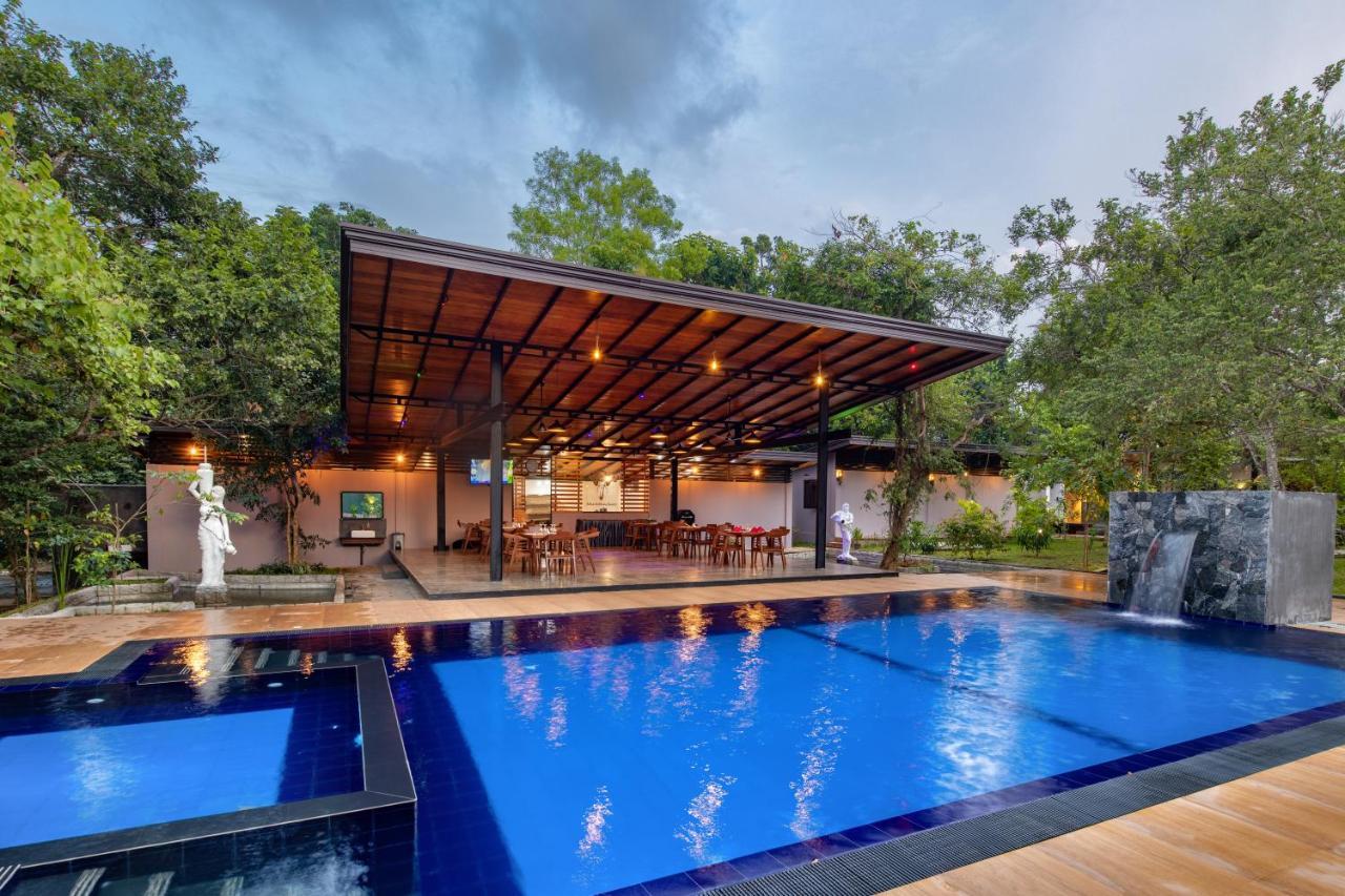 Atha Resort Sigiriya Exterior foto The swimming pool at the hotel